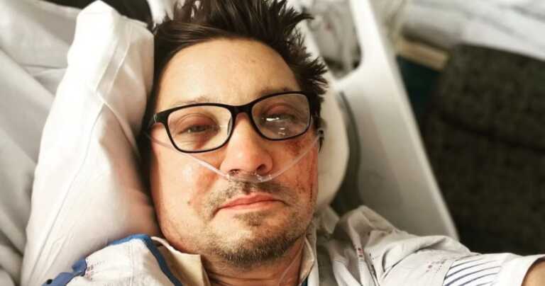 Jeremy Renner agradece aos fãs pelo apoio em selfie no hospital