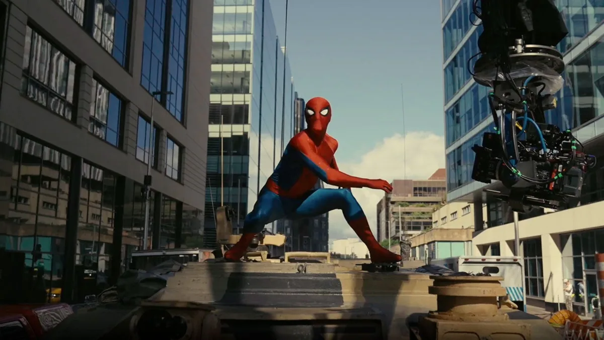 Símbolo misterioso em tanque agita teorias sobre Homem-Aranha: Um Novo Dia