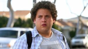 Jonah Hill surge irreconhecível e mais magro no set de novo filme de comédia