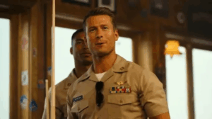 Glen Powell comenta possibilidade de entrar no MCU
